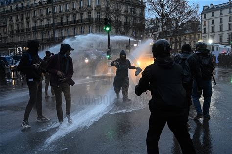 F­r­a­n­s­a­­d­a­ ­G­ü­v­e­n­l­i­k­ ­Y­a­s­a­ ­T­a­s­a­r­ı­s­ı­n­a­ ­K­a­r­ş­ı­ ­P­r­o­t­e­s­t­o­l­a­r­ ­S­ü­r­ü­y­o­r­